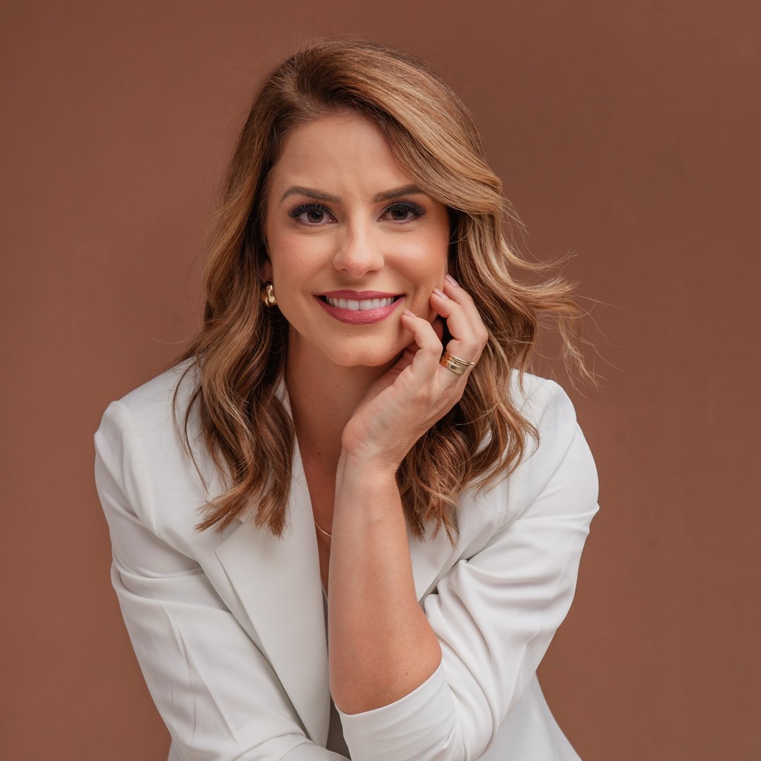 Dra. Halana Moura, pediatra em Rio Verde (GO), sorrindo